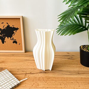 Vase blanc patriotique unique. Vase à fleurs en forme de carte des États-Unis en bioplastique respectueux de l'environnement. Vase funky moderne. Cadeau pour la maison et le bureau.