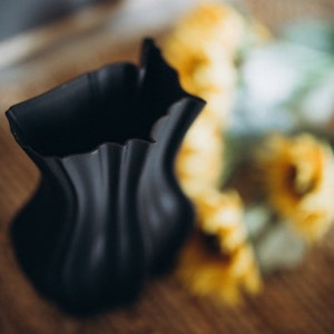 Vase à fleurs moderne. Vase carte des Etats-Unis. Design unique et vase en bioplastique respectueux de l'environnement. Cadeau pour la maison et le bureau. Vase noir patriotique.