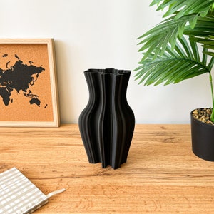 Vase à fleurs moderne. Vase carte de l'Ukraine. Design unique et vase en bioplastique respectueux de l'environnement. Cadeau pour la maison et le bureau. Vase noir patriotique.