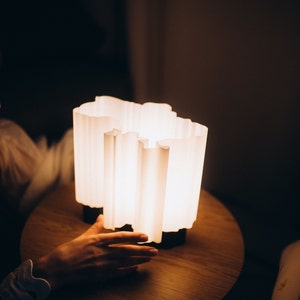 Moderne Tischlampe. Ukrain Kartenlampe aus umweltfreundlichem Biokunststoff. Weiße Nachttischlampe mit Schwarzem Fuß. Niedliche Lampe für Zuhause & im Büro