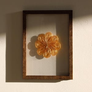 Met de hand geborduurde afbeelding, zwevende gouden bloem in transparantie, textielkunst aan de muur, Lunéville haakkunst borduurwerk, A5-formaat.