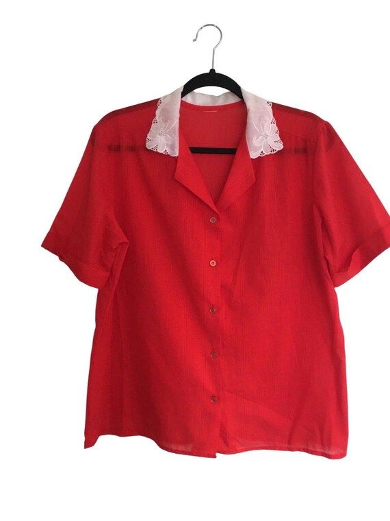 Chemisier rouge vintage Chemise à manches courtes et col fleuri