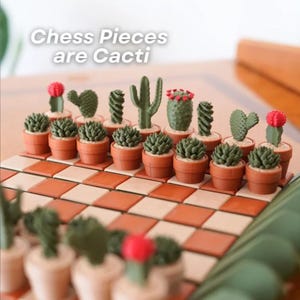 K&ouml;nnte beinhalten: Ein einzigartiges Schachspiel mit kaktusf&ouml;rmigen Figuren in kleinen Terrakottat&ouml;pfen. Das Schachbrett hat ein rot-cremefarbenes Karomuster. Der Text "Chess Pieces are Cacti" ist oben im Bild zu sehen.