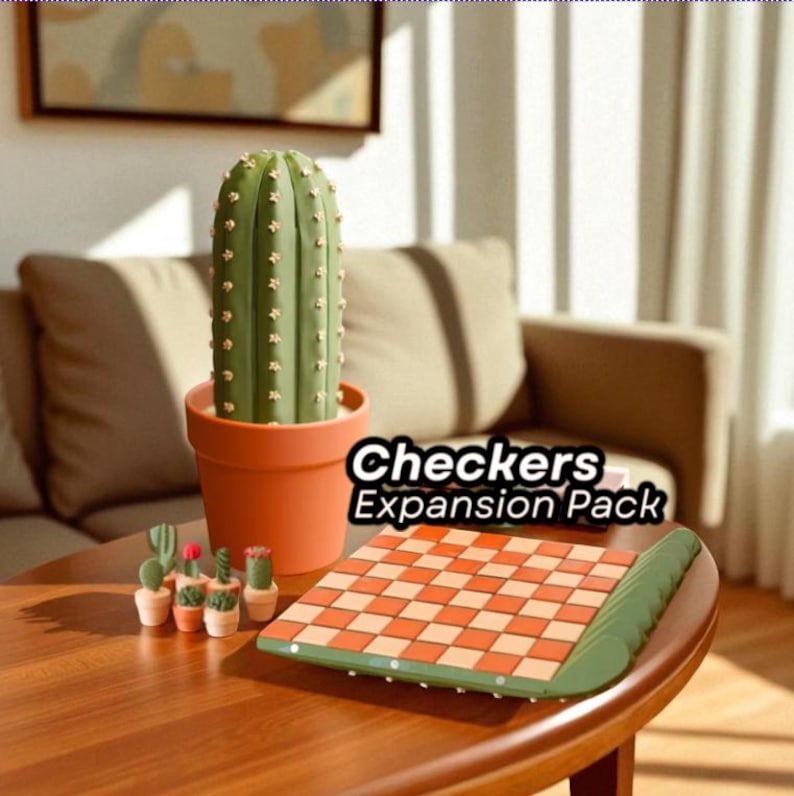 K&ouml;nnte beinhalten: Ein gr&uuml;ner Kaktus in einem Terrakotta-Topf steht auf einem Holztisch neben einem Schachbrett und Miniaturkakteen. Das Schachbrett ist orange und wei&szlig; mit einem gr&uuml;nen Rand. Der Text auf dem Bild lautet "Checkers Expansion Pack."
