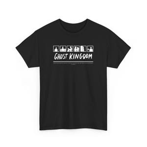 Könnte beinhalten: Schwarzes T-Shirt mit einer weißen Grafik einer Reihe von Figuren in Quadraten und dem Text "Ghost Kingdom".