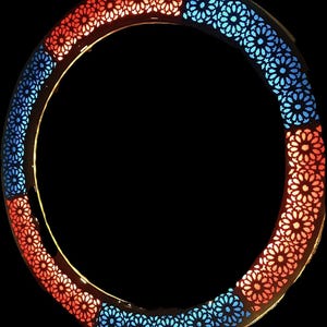 Peut inclure: Un luminaire décoratif circulaire avec un motif floral. Le luminaire est divisé en sections rouges et bleues, créant un contraste saisissant sur fond noir. Le design est symétrique et attrayant, idéal pour la décoration intérieure.