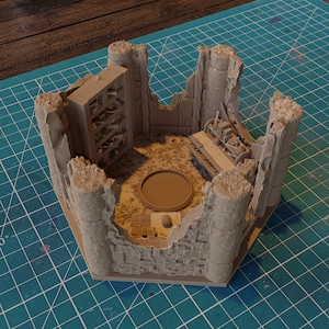 Peut inclure: Un bâtiment miniature en ruine avec une étagère en bois remplie de petits objets. Le bâtiment est en plastique brun et gris et a une ouverture circulaire au centre.