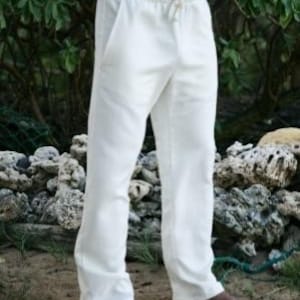 Puede incluir: Pantal&oacute;n blanco de tiro bajo con cord&oacute;n de ajuste. El pantal&oacute;n tiene un dise&ntilde;o sencillo y est&aacute; hecho de una tela ligera.