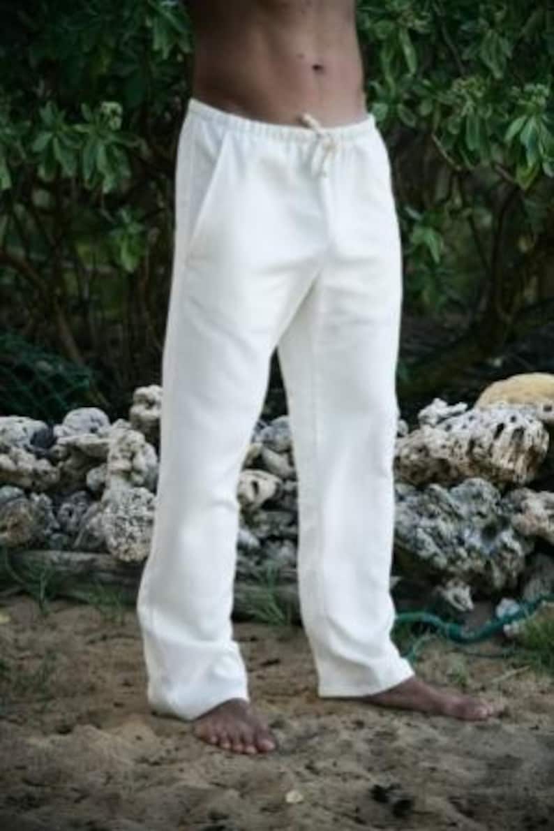 Puede incluir: Pantal&oacute;n blanco de tiro bajo con cord&oacute;n de ajuste. El pantal&oacute;n tiene un dise&ntilde;o sencillo y est&aacute; hecho de una tela ligera.