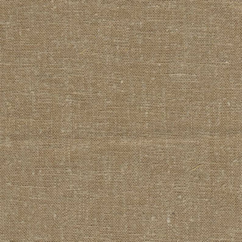 Puede incluir: Primer plano de una tela de arpillera marr&oacute;n natural con textura tejida. La tela tiene una superficie ligeramente rugosa y desigual.