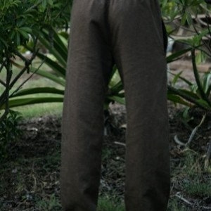 Puede incluir: Un pantal&oacute;n marr&oacute;n holgado con cintura de cord&oacute;n.