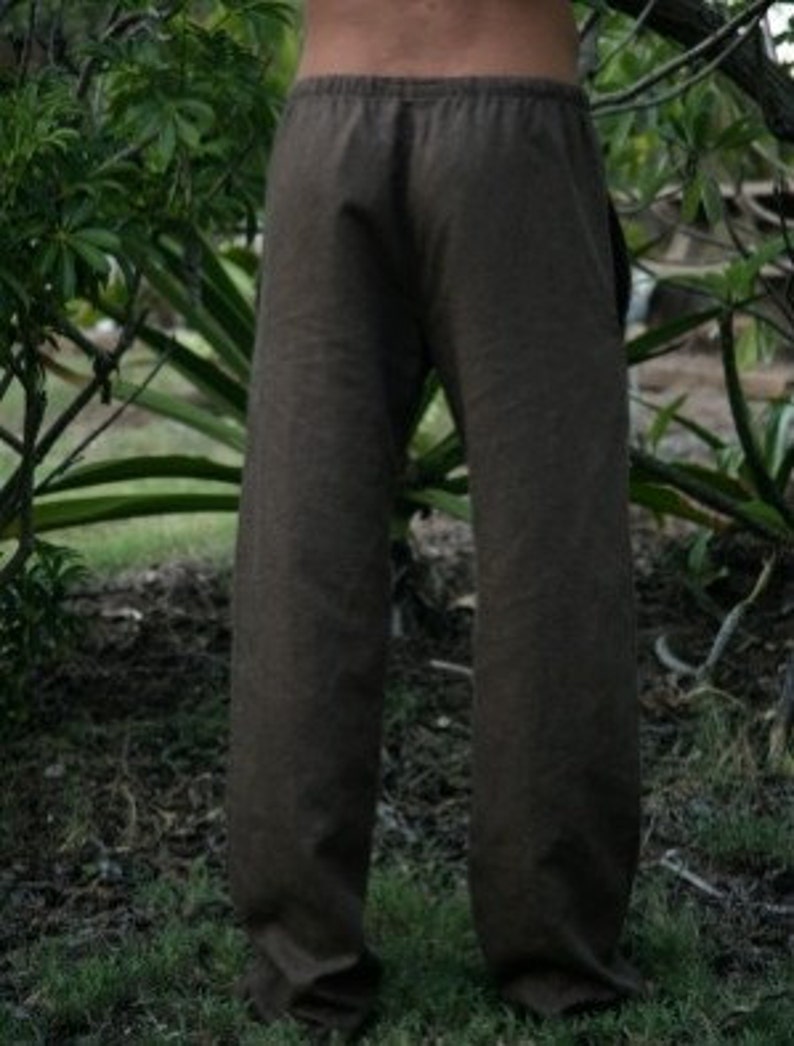 Puede incluir: Un pantal&oacute;n marr&oacute;n holgado con cintura de cord&oacute;n.