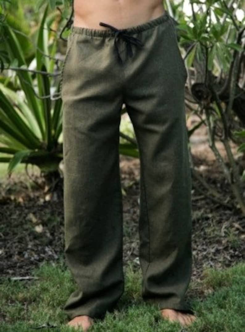 Puede incluir: Un pantal&oacute;n verde oscuro con cintura de cord&oacute;n. El pantal&oacute;n est&aacute; hecho de una tela suave y c&oacute;moda y tiene un corte holgado.
