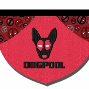 Puede incluir: Collar de perro rojo con una silueta de perro negro que lleva una máscara y el texto "DOGPOOL" en negro.