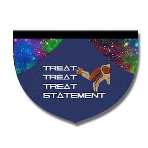 Op de afbeelding: Een marineblauwe, schildvormige patch met de woorden "TREAT TREAT TREAT STATEMENT" in het wit. De patch heeft een geborduurde astronaut met een vredesteken. De bovenkant van de patch heeft een zwarte rand en een kleurrijk melkwegstelsel.