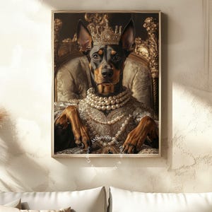 Può includere: Un cane nero e marrone con una corona d'oro e una collana di perle è seduto su un trono dorato. Il cane guarda direttamente la telecamera.