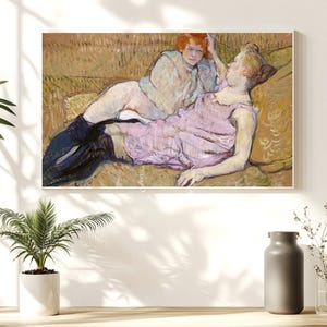 以下が含まれることがあります： ソファにいる2人の人物を描いた絵画の額入りプリント。一人はピンクのドレスを着ており、もう一人は水色のシャツを着ています。このアートワークは、柔らかい色と筆致で、ヴィンテージな美学を持ち、家の装飾に適しています。