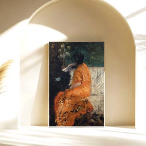 Könnte beinhalten: Ein Gemälde einer Frau in einem langen orangenen Kleid, die auf einem weißen Sofa sitzt. Die Frau blickt nach links aus dem Bild. Der Hintergrund ist dunkelgrün.