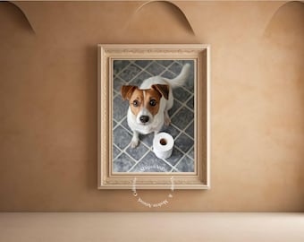 Puede incluir: Una foto enmarcada de un perro marrón y blanco mirando a la cámara. El perro sostiene un rollo de papel higiénico en su boca. La foto está colocada contra una pared beige.