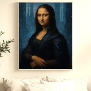 Può includere: Stampa incorniciata della Gioconda, un ritratto rinascimentale. L'opera presenta una donna con un sorriso sottile, vestita con abiti scuri, sullo sfondo di un paesaggio urbano futuristico. Il dipinto è esposto su una parete bianca sopra un letto.
