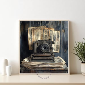 Puede incluir: Una cámara antigua con fuelle y lente se encuentra sobre una pila de periódicos viejos. La cámara es negra y tiene una base de madera. Los periódicos están amarillentos y tienen una impresión descolorida. El fondo es una pared de madera azul oscuro.