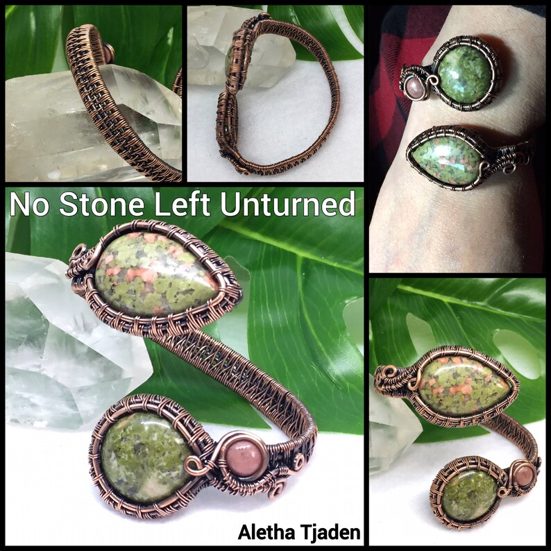 Puede incluir: Pulsera de alambre de cobre envuelta con dos piedras verdes y marrones y una piedra rosa. La pulsera es de estilo brazalete y est&aacute; abierta por un lado. El texto "No Stone Left Unturned" y "Aletha Tjaden" son visibles en la imagen.