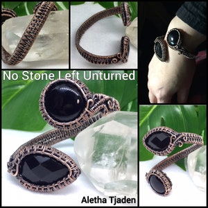 Puede incluir: Un brazalete envuelto en alambre de cobre con tres piedras preciosas negras. El brazalete est&aacute; enrollado y tiene un dise&ntilde;o decorativo. El texto "No Stone Left Unturned" y "Aletha Tjaden" son visibles en la imagen.
