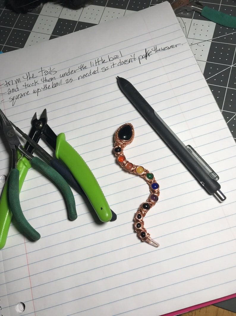 PDF チュートリアル、レインボー スネーク、コイル ベゼル チュートリアル、ステップ バイ ステップの説明、デジタル ダウンロード、Wire & Wiki ep.3 画像 9