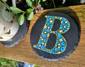 Posavasos de pizarra con letras pintadas a mano - Diseño de arándanos