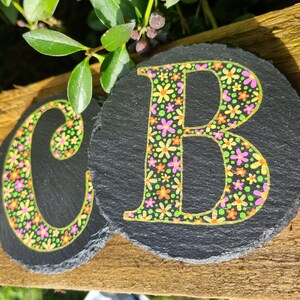 Posavasos de pizarra con letras pintadas a mano - Diseño floral rosa, naranja y amarillo imagen 3