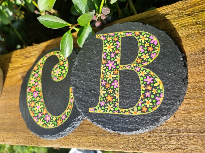 Posavasos de pizarra con letras pintadas a mano - Diseño floral rosa, naranja y amarillo imagen 3