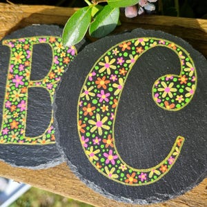 Posavasos de pizarra con letras pintadas a mano - Diseño floral rosa, naranja y amarillo imagen 2
