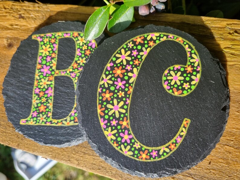 Posavasos de pizarra con letras pintadas a mano - Diseño floral rosa, naranja y amarillo imagen 2
