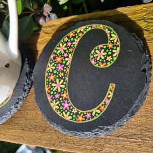 Posavasos de pizarra con letras pintadas a mano - Diseño floral rosa, naranja y amarillo imagen 1