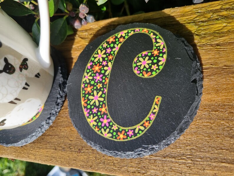 Posavasos de pizarra con letras pintadas a mano - Diseño floral rosa, naranja y amarillo imagen 1