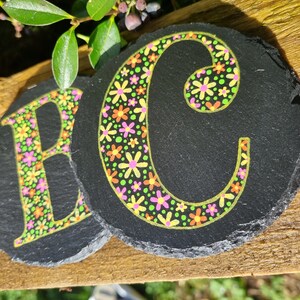 Posavasos de pizarra con letras pintadas a mano - Diseño floral rosa, naranja y amarillo imagen 4