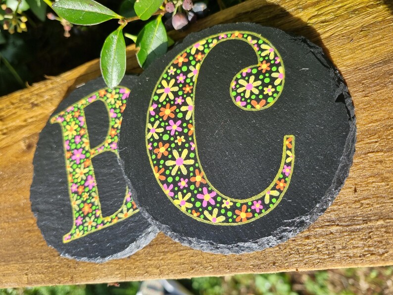 Posavasos de pizarra con letras pintadas a mano - Diseño floral rosa, naranja y amarillo imagen 4