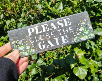 Letrero de jardín pintado a mano "Por favor, cierre la puerta" - Floral