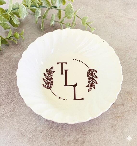Piatto portagioie personalizzato in ceramica bianca pura per anelli nuziali, con nome e cognome - CALLIE