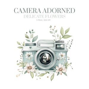 Può includere: Illustrazione ad acquerello di una fotocamera vintage adornata con fiori e foglie delicate. La fotocamera è azzurra con un obiettivo argentato ed è circondata da fiori bianchi e color pesca e foglie verdi. Il testo in alto recita "CAMERA ADORNED DELICATE FLOWERS".