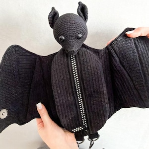 Puede incluir: Un juego de tres tazas de cerámica con un acabado mate moteado. Las tazas son de color crema, gris claro y gris oscuro. Cada taza tiene un diseño simple y minimalista.