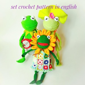 Può includere: Bambole di rana all'uncinetto, una con un banjo, un'altra con un copricapo a forma di girasole e una terza con un cappello giallo. Le bambole sono verdi, gialle e bianche, con occhi neri e bianchi. Il testo "set crochet pattern in english" è in alto.