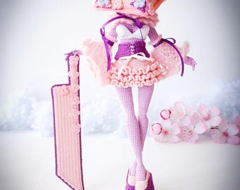 Crochet pattern pdf in English. Cute horror floral Pyramidhead doll.  Amigurumi tutorial