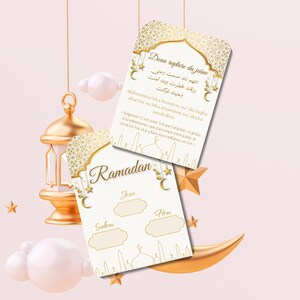 Könnte beinhalten: Ein druckbarer Ramadan-Kalender im gold-weißen Design. Der Kalender hat Platz zum Eintragen von Tag, Stunde und Suhur. Oben auf dem Kalender steht das Wort "Ramadan" in goldenen Buchstaben. Der Kalender enthält auch ein Gebet zum Fastenbrechen in Arabisch und Französisch.