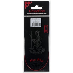 Puede incluir: Un paquete negro de agujas de tejer circulares rojas ChiaoGoo SS. El paquete presenta un diseño rojo y negro con las palabras "Knit Red" y un dibujo de una persona tejiendo. Las agujas miden 23 cm de largo.