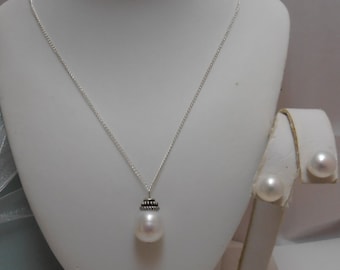 Beautiful Genuine Cultured Freshwater Pearl Necklace and Earrings Set