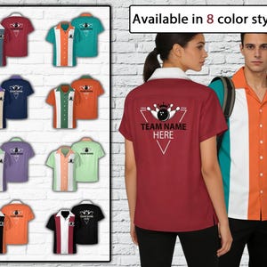 Puede incluir: Camisas de bolos en ocho estilos de color. Una camisa burdeos con cuello blanco y un gráfico de bolos en la espalda. Un hombre lleva una camisa turquesa, naranja y blanca. Las camisas tienen un estilo de bolos retro.