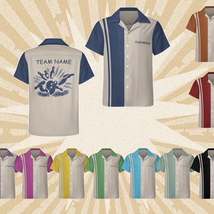 Puede incluir: Colección de camisas de bolos en varios colores, incluyendo azul, marrón y rojo. Cada camisa presenta un diseño de dos tonos con una franja vertical contrastante. Algunas camisas tienen "names" o "team name" impresos, junto con gráficos relacionados con el bowling.