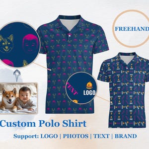 K&ouml;nnte beinhalten: Ein blaues, individuelles Poloshirt mit einem sich wiederholenden Muster aus einem Cartoon-Hund und einem Cartoon-Menschenkopf. Das Shirt hat einen Kragen und kurze &Auml;rmel. Der Text "FREEHAND" ist in einem Kreis &uuml;ber dem Shirt sichtbar. Der Text "TEXT" und "LOGO" sind auf dem Shirt sichtbar. Das Shirt wird neben einem Foto eines Hundes und eines Kindes gezeigt.