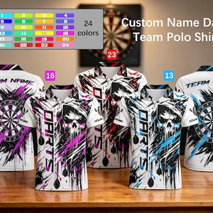 Op de afbeelding: Een collectie van vier poloshirts met een grafische print van een schedel, dartbord en het woord DARTS. De shirts tonen diverse kleuraccenten, waaronder paars, rood en blauw, met de tekst Custom Name Darts Team Polo Shirt.